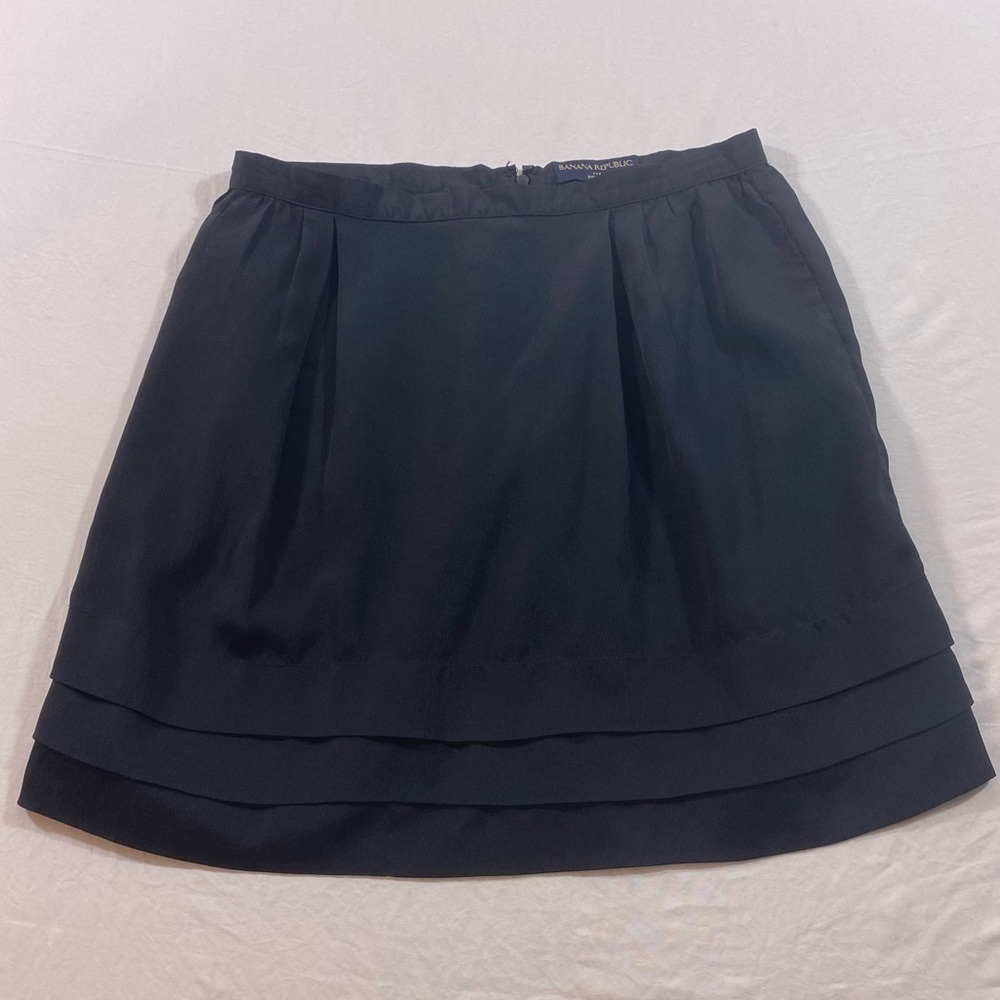 Banana Republic Skirt Full 4P  Black mini skirt lined back zip women’s skirt